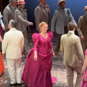 Şebnem Bozoklu Instagram - Merhaba Dolly  dump ❤️ Film ve dizi meraklıları onu The Crowndan, Harry Potterdan ve Downton Abbyden hatırlar. Imelda Staunton Hello Dolly de şahane oynuyor. Seyirci ona bayılıyor 🙏🏻 Biz de mest olduk 🌹