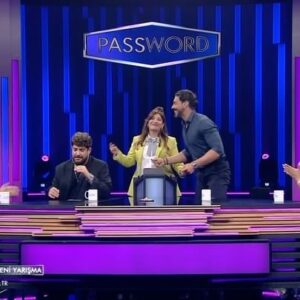 Şebnem Bozoklu Instagram - İlk bölümüne Yasemin Sakallıoğlu’nun konuk olacağı #Password, yeni bölümlerinde Şükrü Özyıldız, Nilperi Şahinkaya, Ecem Erkek ve İrem Derici’yi ağırlayacak! ✨

Bu akşam 20.00’de #KanalD’de! 💙