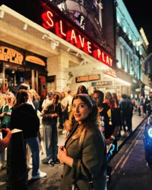 Şebnem Bozoklu Instagram - Bir tatlı dumpla veda edelim bu seyahate. Döndüm İstanbuluma, özlediklerime kavuşup sarıldım. Şimdi çok çalışma zamanı. Ağustos benim için çok hızlı çok hareketli başladı öyle de gidecek.Bir yandan yeni dizinin hazırlıkları bir yandan Password çekimleri. Sizde durumlar nasıl? ❤️