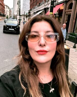 Şebnem Bozoklu Instagram - Bir tatlı dumpla veda edelim bu seyahate. Döndüm İstanbuluma, özlediklerime kavuşup sarıldım. Şimdi çok çalışma zamanı. Ağustos benim için çok hızlı çok hareketli başladı öyle de gidecek.Bir yandan yeni dizinin hazırlıkları bir yandan Password çekimleri. Sizde durumlar nasıl? ❤️