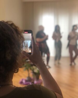 Şebnem Sönmez Instagram - Hayatın hediyesi nedir?
Buluşma, dengini bulma, güvenli kabul, ruhun özgür devinimi, paylaşma, avuç içinden selam veren ana tanrıça, göz göze bakınca hafifleyen varlıklarımız, girlikte gülmek, varsa gözyaşı, sırtsırta vermek, aynı yolda yürüdüğün yoldaşlarına ablalık etmek, inadına devinmek ve daha,,,

Bir kez daha güzelim bir davete icabet ettiğim EXA'da drama modülüyle tamamlanan kutsama,,,

@expressiveartsistanbul yine doğumgünümde beni doğurdu. 

2023 sınıfına beni kabul ettikleri ve açtıkları benlikleri için teşekkür ederim.

@aylinvartanyan kalbimde tomurcuk
@fulyakurter varlığı hediye Mahvisal 🤍

Teşekkür ederim 🤍