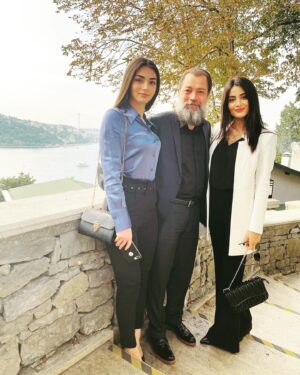 Seda Yıldız Instagram - Kızlarımla ödül almaya geldik.... 2. AVRUPA ÖDÜLLERİ @kurulusosman yılın dizisi 👏👏 @emeldede  @ozgeetoreroffical
