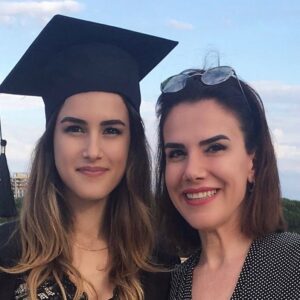Seda Yıldız Instagram - Canlarım; benim güzel kızım ve canımın yarısı eşim.. Dünyanın en güzel ve kutsal mesleğini yapıyorsunuz,başta sizin , canım ablamın ve tüm öğretmenlerimiz’in günü kutlu olsun. ❤️❤️❤️
