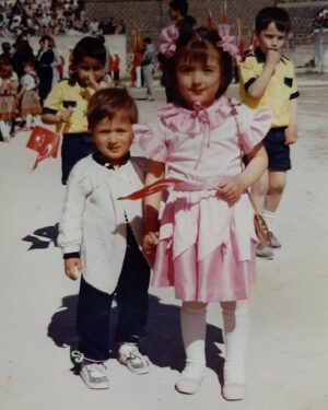 Sefa Tantoğlu Instagram - Ablam ve ben... Çocuk büyüyenler... Kutlu olsun.
@ozlemtnt1981
.
.
.
#23nisanulusalegemenlikveçocukbayrami #23nisan #23 #çocuk #bayram