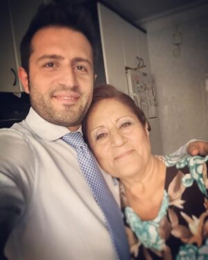 Sefa Tantoğlu Instagram - Karanlığı yırtan güneştir anneler. 
Her şeye inat,rağmen ayakta kalan,dik duranlardır. 
Yeryüzündeki cennet şefkatli bakışlarındadır...
#annelergünü her gündür biline...