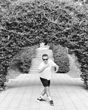 Sefa Tantoğlu Instagram - Yeni yaşımda iyice fark ettim ki çocukluğuma doğru büyüyorum. Ne güzel ve yepyeni  bir yolculuk… Hoş geldin yeni yaş!!! 🩶