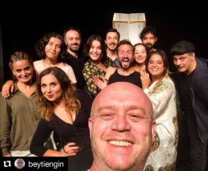 Sefa Tantoğlu Instagram - Ekip olmak zor iş ama başarırsan tadından yenmez bir his...Hele bir de birlikte eğlenebildiğin ekip paha biçilemez 🙏
 @deligemisi @sefatantoglu @feryguler @goncagulsunar @sevidemircivi @ziverarmaganacil @tamuraz @edadiinc @cigdemers @tartuffe.oyun @mamarttiyatro