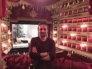 Sefa Tantoğlu Instagram - Ülkemde sahneye çıkartılmayıp La Scala’yı 50 yıl boyunca sallayan #leylagencer sana selam olsun... Varın gerisini siz düşünün artık... #kadınsanatçı #dokunma