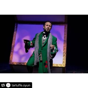 Sefa Tantoğlu Instagram - Eldeki üç kuruşta gitti
Zaten babam sokağa itti
Buldum karoyu aldım babayı!
🎭
Tartuffe "Yüzsüz"
♥️
Aralık ayı takvim
🎭
09 Aralık - Oyun Atölyesi
10 Aralık - Zorlu Stüdyo
11 Aralık - Zorlu Stüdyo 
12 Aralık - Kadıköy Halk Eğitim
18 Aralık - Maltepe 
24 Aralık - Baba Sahne
25 Aralık - Duru Ataşehir 
27 Aralık- Beylikdüzü
👑 biletler @biletix
📷 photography by @emremollaoglu

#tartuffe #yüzsüz #mamart #tiyatro #moliere #theatre #muzikal #komedi #müzikal #oyun #theatrelife #sanat 
#sanatetkinlikleri #istanbul #sanat #tiyatrocandır #istanbuldasanat #istanbulda1yer #tiyatroiyidir #sanatetkinlikleri #seyirci #aktivite #sanatseverler #tiyatrocu #sanataevet #mamart #tiyatrodayız #sahne #sahneetkinlikleri #etkinlik #sahnesanatları #tiyatroiyileştirir #inadınatiyatro
#tiyatroiyidir