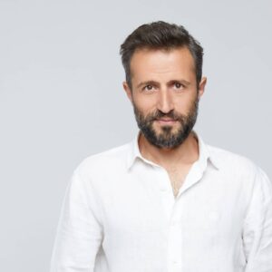 Sefa Tantoğlu Instagram - Ama hangisi?
.
.
.
.
@poromenajerlik  @elifakca.poromenajerlik @pelinello @kaykustudio 
#portre #headshot