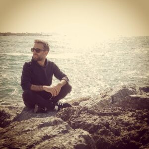 Sefa Tantoğlu Instagram - Yarın kar kıyamet olsa da anın değerini bil 
.
.
.
#moda #modasahil #kadıköymoda #kadıköy #keyif #huzur #nefes #sanat #deniz #rüzgar #güneş #mutluluk #arkadaşlıkdostluk #şans #aktör #oyunculuk #tiyatro #diksiyon #dublaj #sinema #dizi #reklam #reklamseslendirme