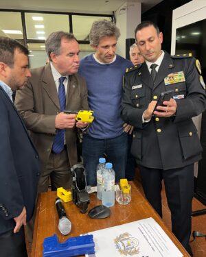 Segundo Cernadas Instagram - Le exigimos a Kicillof que equipe a la policía con armas electrónicas como dispuso la ministra @patobullrich para que las fuerzas federales puedan protegerse y cuidarnos mejor.

@lisandro.lanzon 
@juanjo_cervetto 
@diego__avancini 
@cristhian.bonacchi