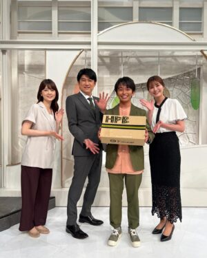 Seishirou Katou Instagram - 先日の『news zero』
放送前に控え室に行くと
お部屋がものすごく素敵なことに…！！！

そしてなんと放送後にもzeroの皆様から
素敵過ぎるサプライズが…‼︎
 
 
嬉しいいいいいいいいい
ありがとうございます…
 
 
このバケハもロンTも、
本当に普通に普段使いしますからね？
僕程の阪神ファンともなるとドナルド。

クワックワ(?)
 
 
ps.一昨日upした日記もそうですが、
ちょっと暑過ぎておかしくなってきちゃったかもしれません。
皆様もお気をつけて笑笑笑
 
@ntvnewszero #newszero #藤井貴彦 
#佐藤梨那 @sato_lina #市村紗弥香 @sayaka__ichimura 
#誕生日 #サプライズ #ありがとうございました 
@hanshintigers_official #阪神タイガース #加藤清史郎