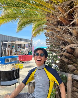 Seishirou Katou Instagram - 7年ぶりの海。

お気に入りは、
4枚目の、遠めから取られた写真をズームしてみたら
無駄に険しい顔だったやつ と
最後の、写真の半分モザイクアートの大笑顔笑
　
#せいせいの休日 #海 #かき氷 #険しい顔
#加藤清史郎