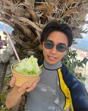 Seishirou Katou Instagram - 7年ぶりの海。

お気に入りは、
4枚目の、遠めから取られた写真をズームしてみたら
無駄に険しい顔だったやつ と
最後の、写真の半分モザイクアートの大笑顔笑
　
#せいせいの休日 #海 #かき氷 #険しい顔
#加藤清史郎