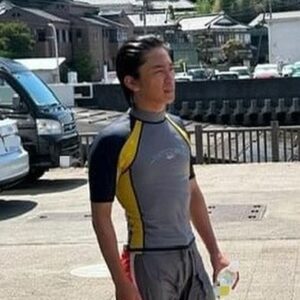 Seishirou Katou Instagram - 7年ぶりの海。

お気に入りは、
4枚目の、遠めから取られた写真をズームしてみたら
無駄に険しい顔だったやつ と
最後の、写真の半分モザイクアートの大笑顔笑
　
#せいせいの休日 #海 #かき氷 #険しい顔
#加藤清史郎