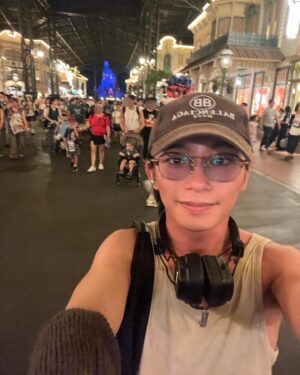 Seishirou Katou Instagram - ・
前にXに載せた”下駄ディズニー“

すみません、楽しみ過ぎました。
写真、これしかないです笑笑笑

シーにできた新エリア、すんごい気になったんですけど、
👓ぜっっっったいに混んでる…👓
よし、ランドに行こう。
おっとランドはランドであの大人気アトラクションのスペースマウンテンがクローズ直前！？
うわーーー、いやでもこれは、行くしかない。
なんならバズも今のうちに乗っておくぞ！
　
　
で、ランドでした。
そんな張り切って行ったのに写真これしかないって、
なに？？？＾＾
　
　
あと最後にもう一回。
　
『下駄ディズニー(終日)
はやめておいた方がいいよ＾＾』
　
#せいせいの休日
#この日の服の目玉は #タンクトップ 
#helmutlang @helmutlang 
#東京ディズニーランド#tdl #tokyodisneyland
#ありがとうスペースマウンテン #spacemountain 
#加藤清史郎