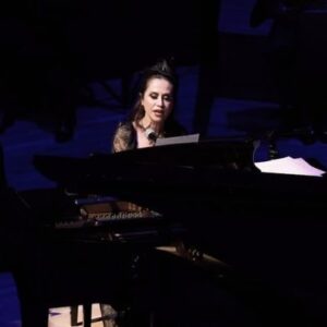 Selen Öztürk Instagram - Kendim için bir hayalin başlangıcı oldu ..
Hayatımda hiç bu kadar heyecanlanmadım sanırım ..
Tekrar teşekkürler @emelakcayozer @aassm_official orkestrası ve @ibrahimyazici 🙏💐🧡. Dilekler tutuldu 🎂 Her canlının eşit adil yaşama hakkı için🙏 
Gönlüme düşen önüme düşsün ..varsın bırak öyle olsun✨
“Let it be “
Arayan mesaj atan herkese çok teşekkür eder kalplerinize sarılırım .. Sizler de iyi ki doğmuşsunuz , karşılaşmışız bu zamanda 🧿✨🙏
