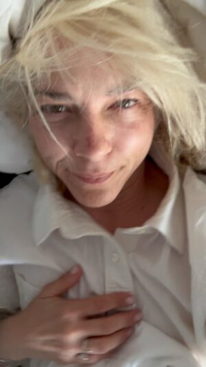 Selma Blair Instagram - The closer I get to treatment days , I notice I cry more, fall more, stay seated more and have trouble catching my breath and keeping speech more even,  unless at a whisper.  I am healthy and stronger now. I’m grateful to My insurance and my MS neurologist, Dr. Regina Berkovich.  It feels like a miracle when people come together for me and my son who is turning 13 this month.  He is my North Star as always and to my friends here who have sent him gifts through these years when I’ve been too weak to make  big birthdays for him , I thank you. And so does he. You’ve held us and I hold your love and care. Especially in bed days when I smile knowing how much my core followers have done. Happy Friday. Let’s crush it this weekend. Do what  feels good . 💛