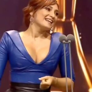 Sema Ergenekon Instagram - Burda kalsın istiyorum. Her düştüğümde, canım acıdığında, gücüm tükendiğinde izliyim yeniden ayağa kalkayım🙏🏻❤️