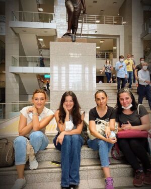 Sema Ergenekon Instagram - Geçen sene Eylül ders çalışırken🙏🏻 @pinarrdenizzz @devrimce @bhrkybhr vee Hukuk Danışmanlarımızda @yunuscelikbiz  Diğer danışmanımız @averdalaksu  kalbimizde🤍 @yargidizi
