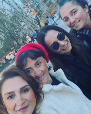 Sema Ergenekon Instagram - Cadde de komşuculuk @devrimce @irem_kahyaoglu @bhrkybhr