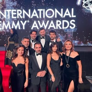 Sema Ergenekon Instagram - #iemmys #nyc Hayatım boyunca unutmayacağım anlar yaşadım. Şükür doluyum. Emeği geçen herkese teşekkür ederim. @yargidizi @ayyapim @kanald ve senaryo ekibi canım arkadaşlarım @devrimce @bhrkybhr @asilkefeli @banu_tekcan @atikcemilo 🙏🏻❤️