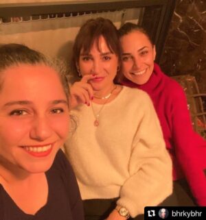 Sema Ergenekon Instagram - Her şey sizinle güzel 🙏🏻🙏🏻🙏🏻❤️❤️❤️ #Repost @bhrkybhr with @make_repost
・・・
Bazen hayatın kötü, non yumuşak, shitty taraflarını gördüğüm zamanlar oluyor 🤪 O zamanlar için koyuyorum bu fotoğrafı, bakıp “siktir et la” demek için. Çünkü burda sevgi, inanç, kahkaha ve en çok İNAT var. Öğrettiğiniz her şey için teşekkürler. Seviyorum merkez! @semaergenekon @devrimce #love