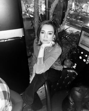 Sema Ergenekon Instagram - Çok düşünmek insanı yorar. 📸 @esrarusann