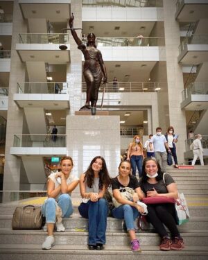 Sema Ergenekon Instagram - Geçen sene Eylül ders çalışırken🙏🏻 @pinarrdenizzz @devrimce @bhrkybhr vee Hukuk Danışmanlarımızda @yunuscelikbiz  Diğer danışmanımız @averdalaksu  kalbimizde🤍 @yargidizi