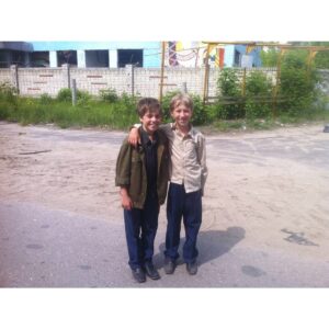 Semyon Treskunov Instagram - Мы тут маленькие, но крутые👊🏻
Это лето 2012 года, съемки «Частного пионерского» в Дзержинске, где мы, как настоящая боевая единица, автономно существовали целый месяц(разве что еще с твоей бабушкой🙄) Я люблю тебя, дружище, хотя ты год как об этом уже не знаешь. или нет?