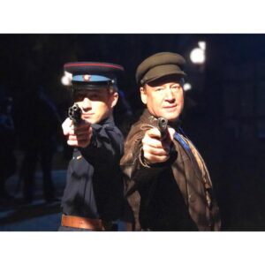 Semyon Treskunov Instagram - Я узнавал «Зеленый фургон» по песне «20 год», которая играет в конце первой серии. К тому же, она проигрывалась на заставке в главном меню моего DVD. 
Я прекрасно помню, как много лет назад, строчка «не смейте модным словом ретро все, чем мы жили называть» с акцентом на мягкую «е», неизбывно что-то во мне шевелила, приводила в действие какие-то тайные механизмы, мотивировала быть героем тех самых вестернов и истернов, сюжеты и персонажи которых меня приводили в дичайший восторг.
Сегодня у Дмитрия Вадимовича Харатьяна день рождения. И я прекрасно понимаю, что благодаря нему, мое детство прошло правильно. Молодой оперативник Володя Патрикеев был прекрасным примером для подражания. 
И вот спустя каких-то(!) тридцать с небольшим лет мне выпал уникальным шанс прикоснуться к прекрасному. И я хочу сказать этой, на фото рядом со мной,  Вселенной спасибо. 
С днем рождения! 
#зеленыйфургон