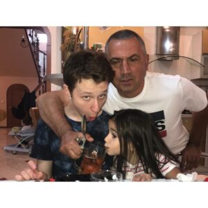Semyon Treskunov Instagram - ну-ка мечи стаканы на стол
____
дед и наша шикарная дыучина