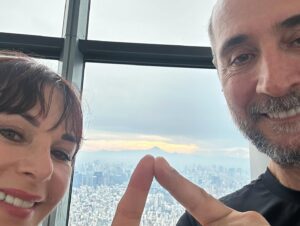 Şenay Gürler Instagram - Tokyo… Skytree Tower, Fuji Yanardağı’na  dokunmak 😉
@semihsayginerofficial 💜