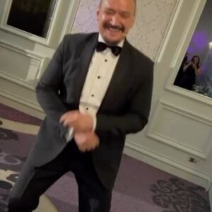 Şenol İpek Instagram - @mustafaceceli sahnede söyler bizde sahneden inince dansa devam ederiz O zaman dans 🕺