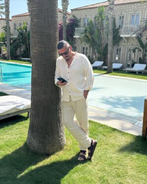 Şenol İpek Instagram - Bir zamanlar Mankendik adlı çalışma 😄🤓 @manastiralacatihotel #alaçatı #çeşme