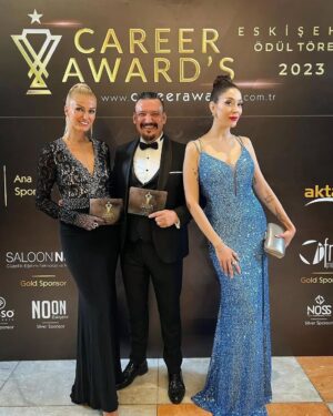 Şenol İpek Instagram - ESKİŞEHİR 'de muhteşem bir ödül  gecesine imza attık . Benim kıymetlim kadim dostum sırdaşım  yoldaşım canim @tugbaozay10 ile sahneyi birlikte paylaştık Açılıştaki sahne performansı ile yine göz doldurdu Tubişim  nazar degmesin sana ;) . Kıymetlim @ecegurselofficial  benim gençliğim ben onun çocukluğu güzel kadın kırmızı halıda ve sahnede muhteşemdi . Eskişehir de bu özel geceyi rekor bir bağışla çocuk esirgeme kurumuna bağışlayan  yine muhteşem adamlar  @kopuz.gokhan @alianilyilmaz10 @sahinkopuzofficial  ev sahipliğinde ve samimiyetiniz için teşekkürler . @careerawards