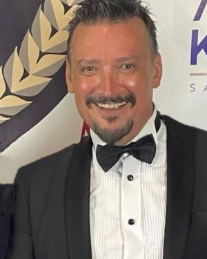 Şenol İpek Instagram - Hayata çevrene olan biten herşeye özelikle sana olumsuz gelen yapılan tüm sözlere hareketlere İÇTEN GÜLÜMSE