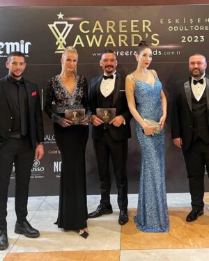 Şenol İpek Instagram - ESKİŞEHİR 'de muhteşem bir ödül  gecesine imza attık . Benim kıymetlim kadim dostum sırdaşım  yoldaşım canim @tugbaozay10 ile sahneyi birlikte paylaştık Açılıştaki sahne performansı ile yine göz doldurdu Tubişim  nazar degmesin sana ;) . Kıymetlim @ecegurselofficial  benim gençliğim ben onun çocukluğu güzel kadın kırmızı halıda ve sahnede muhteşemdi . Eskişehir de bu özel geceyi rekor bir bağışla çocuk esirgeme kurumuna bağışlayan  yine muhteşem adamlar  @kopuz.gokhan @alianilyilmaz10 @sahinkopuzofficial  ev sahipliğinde ve samimiyetiniz için teşekkürler . @careerawards