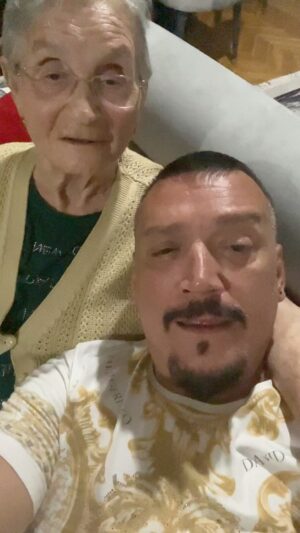 Şenol İpek Instagram - Bizim şarkımız annemle :)))
Rahmetli babam Annemi başka severdi  bende onu bambaşka sevmeye dizinin dibinde nefes almaya  kokusu İle nefes almaya devam ediyorum . Beni doğrundan anam önce Allah a Sonra babamdan bize emanet .. canım babam gibi hep eğleneceğim annnemle birlikte bendenizreal seni seviyoruz 🙏🙏🙏