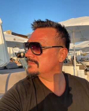 Şenol İpek Instagram - BAKARIZ AMA GÖRÜRÜZ
DOSTU SAMİMİ OLANI  CAN OLANI BİZDEN OLANI.
