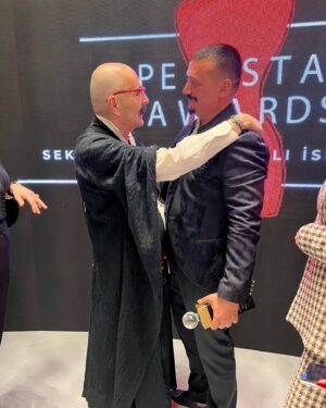 Şenol İpek Instagram - Beni Çok onurlandıran bir ödül,  Depremde yaptığımız tüm mücadeleyi gören destek veren  bu anlamda sosyal sorumluk alanında verilen bu anlamlı ödül için unutmayan  sizlere teşekkürler @banunoyan  teşekkürler @1cemilipekci @openstage_awards