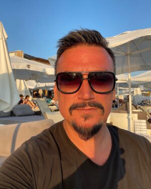 Şenol İpek Instagram - BAKARIZ AMA GÖRÜRÜZ
DOSTU SAMİMİ OLANI  CAN OLANI BİZDEN OLANI.