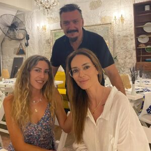 Şenol İpek Instagram - DÜN GECE OLAN AİLE YEMEĞİNDEN GÜZEL KARELER. ZARAFETLERİ. HANFENDİLİKLERİYLE DEĞERLİ MESLEKTAŞIM. @semasimsekofficial  ve ÜLKEMİZİN EN DEĞERLİ OYUNCULARINDAN @sinemkobal 
@bosnakmeyhanesi
