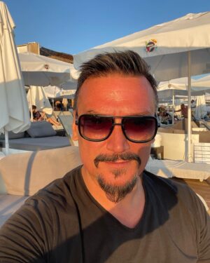 Şenol İpek Instagram - BAKARIZ AMA GÖRÜRÜZ
DOSTU SAMİMİ OLANI  CAN OLANI BİZDEN OLANI.
