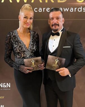 Şenol İpek Instagram - ESKİŞEHİR 'de muhteşem bir ödül  gecesine imza attık . Benim kıymetlim kadim dostum sırdaşım  yoldaşım canim @tugbaozay10 ile sahneyi birlikte paylaştık Açılıştaki sahne performansı ile yine göz doldurdu Tubişim  nazar degmesin sana ;) . Kıymetlim @ecegurselofficial  benim gençliğim ben onun çocukluğu güzel kadın kırmızı halıda ve sahnede muhteşemdi . Eskişehir de bu özel geceyi rekor bir bağışla çocuk esirgeme kurumuna bağışlayan  yine muhteşem adamlar  @kopuz.gokhan @alianilyilmaz10 @sahinkopuzofficial  ev sahipliğinde ve samimiyetiniz için teşekkürler . @careerawards