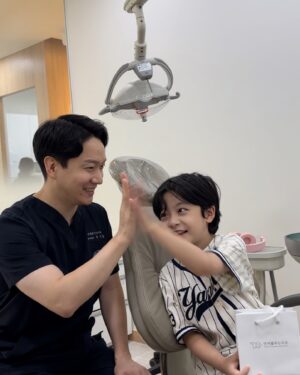 Seo Woo-jin Instagram - .
오랜만에 치과 방문!
아니, 치과가면 그렇게 양치를 꼼꼼히 잘해서 
사진을 안찍을수가 없어요🤭
원장님이 직접 만드신 치약도 최고👍🏻

평소 교정기 착용 및 케어 관리까지 너무 잘하고 있어
칭찬 받아 신나고
유치가 빠지고 영구치가 나면서 고민이 많았는데
너무 예쁘게 자리잡고 있어 넘 기쁘구🤭
이 모든 것 #연세꿈꾸는치과 #주기훈원장님 덕분❤️

갈때마다 기분 좋아지는 마법같은 곳!
늘 감사합니다❤️
@dreaming_dentalclinic 
@joo_kihoon