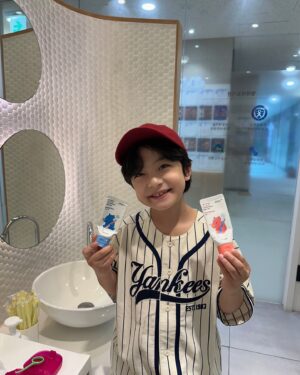 Seo Woo-jin Instagram - .
오랜만에 치과 방문!
아니, 치과가면 그렇게 양치를 꼼꼼히 잘해서 
사진을 안찍을수가 없어요🤭
원장님이 직접 만드신 치약도 최고👍🏻

평소 교정기 착용 및 케어 관리까지 너무 잘하고 있어
칭찬 받아 신나고
유치가 빠지고 영구치가 나면서 고민이 많았는데
너무 예쁘게 자리잡고 있어 넘 기쁘구🤭
이 모든 것 #연세꿈꾸는치과 #주기훈원장님 덕분❤️

갈때마다 기분 좋아지는 마법같은 곳!
늘 감사합니다❤️
@dreaming_dentalclinic 
@joo_kihoon