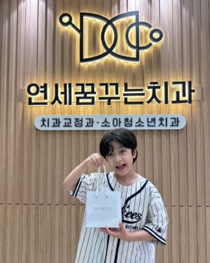 Seo Woo-jin Instagram - .
오랜만에 치과 방문!
아니, 치과가면 그렇게 양치를 꼼꼼히 잘해서 
사진을 안찍을수가 없어요🤭
원장님이 직접 만드신 치약도 최고👍🏻

평소 교정기 착용 및 케어 관리까지 너무 잘하고 있어
칭찬 받아 신나고
유치가 빠지고 영구치가 나면서 고민이 많았는데
너무 예쁘게 자리잡고 있어 넘 기쁘구🤭
이 모든 것 #연세꿈꾸는치과 #주기훈원장님 덕분❤️

갈때마다 기분 좋아지는 마법같은 곳!
늘 감사합니다❤️
@dreaming_dentalclinic 
@joo_kihoon