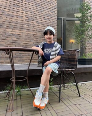 Seo Woo-jin Instagram - .
프렌치 감성과 무드를 담은 ‘MARITHÉ KIDS’
24SUMMER COLLECTION 제품과 함께 
우진이의 일상 모습을 담아보았어요.
편한 티셔츠에 숏츠 하나 입고 모자 하나 얹었을 뿐인데
이 감성 뭐냐구😍
마리떼 키즈라 가능 하다구요❤️
@marithe_kids 

👕
ENFANT CLASSIC LOGO TEE navy
스탠다드핏의 마리떼 프랑소와 저버를 대표하는 
클래식라인의 키즈버전 착용!
전면부에 마리떼 프랑소와 저버 클래식 로고 포인트!
🩳
ENFANT CLASSIC LOGO NYLON SHORTS light blue
카고 포켓 디테일의 나일론 숏츠로 시원하고 가벼우며
스트링으로 허리 사이즈 조절 가능
포켓에 클래식 로고 포인트!

#MARITHEENFANTFRIENDS
#marithe_kids